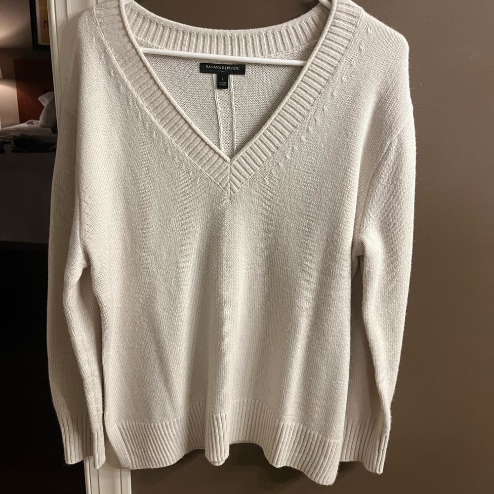 L Banana Republic Cream V-Neck Sweater